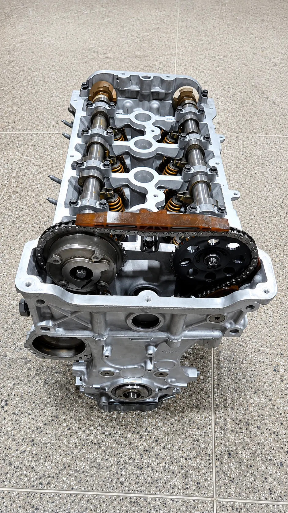 Motor aberto em serviço de retífica